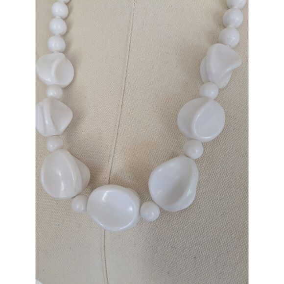 Vintage Chunky White Milk Bead Necklace - Picture 4 of 5